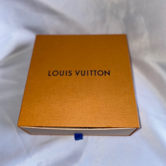 LOUIS VUITTON WOMEN BELT - Picture 2 of 8